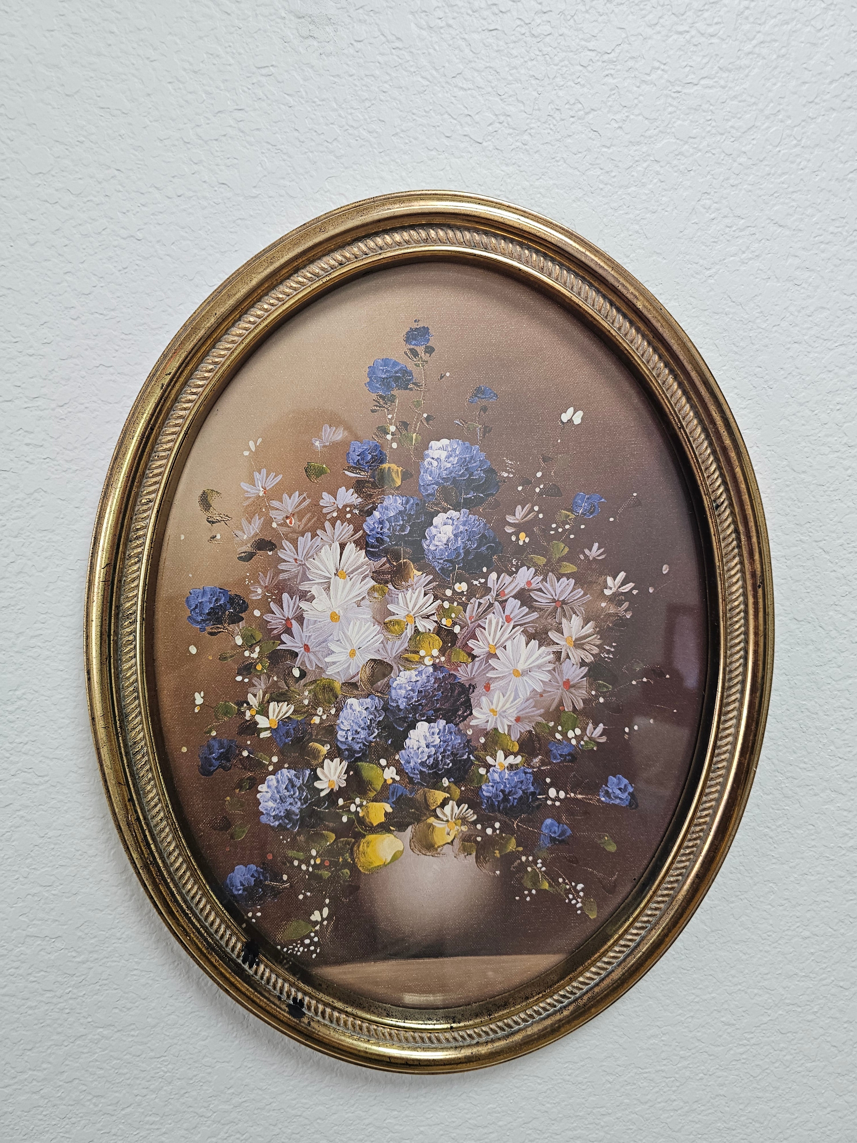 Oval Blue and White Floral Still Life Wall Art in Gold-Tone Frame – 17.5 x 13.5 in