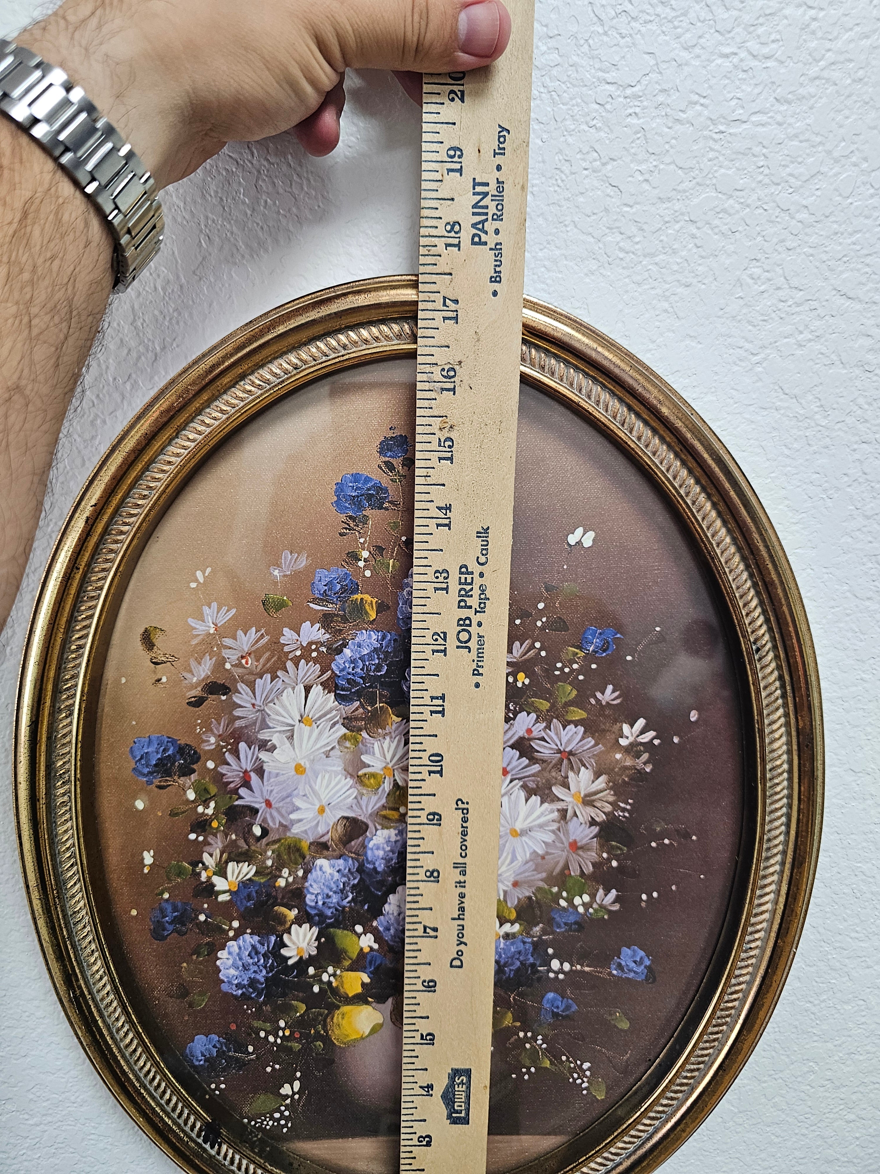Oval Blue and White Floral Still Life Wall Art in Gold-Tone Frame – 17.5 x 13.5 in