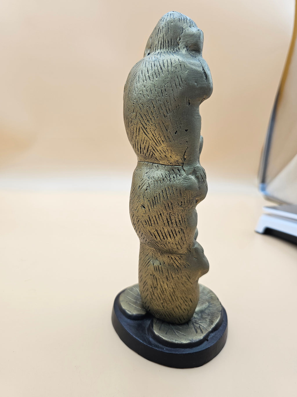 vertical totem-style sculpture of the Three Wise Monkeys